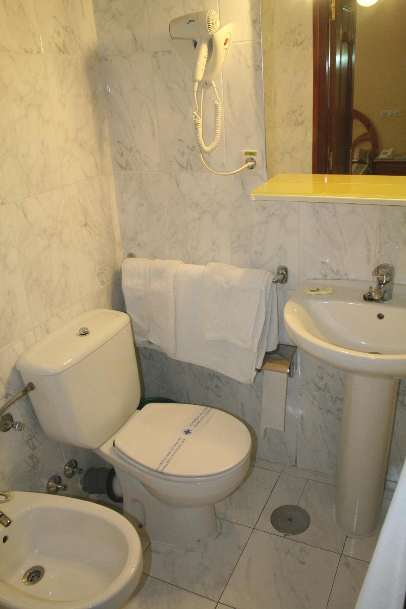 Hostal La Perla Asturiana Madrid Bagian luar foto