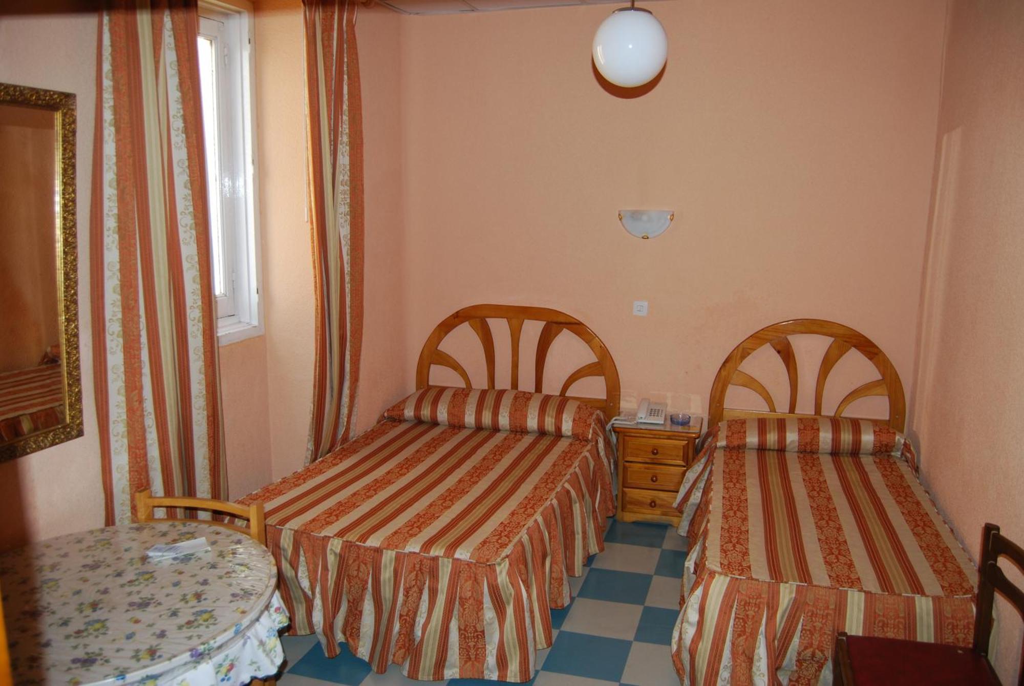 Hostal La Perla Asturiana Madrid Bagian luar foto