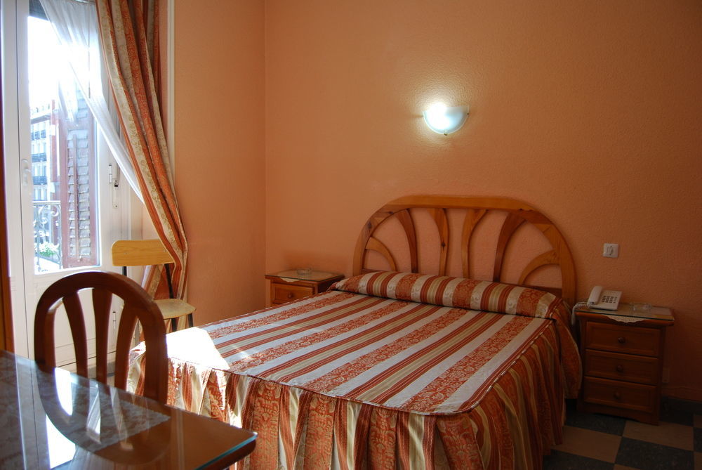 Hostal La Perla Asturiana Madrid Bagian luar foto