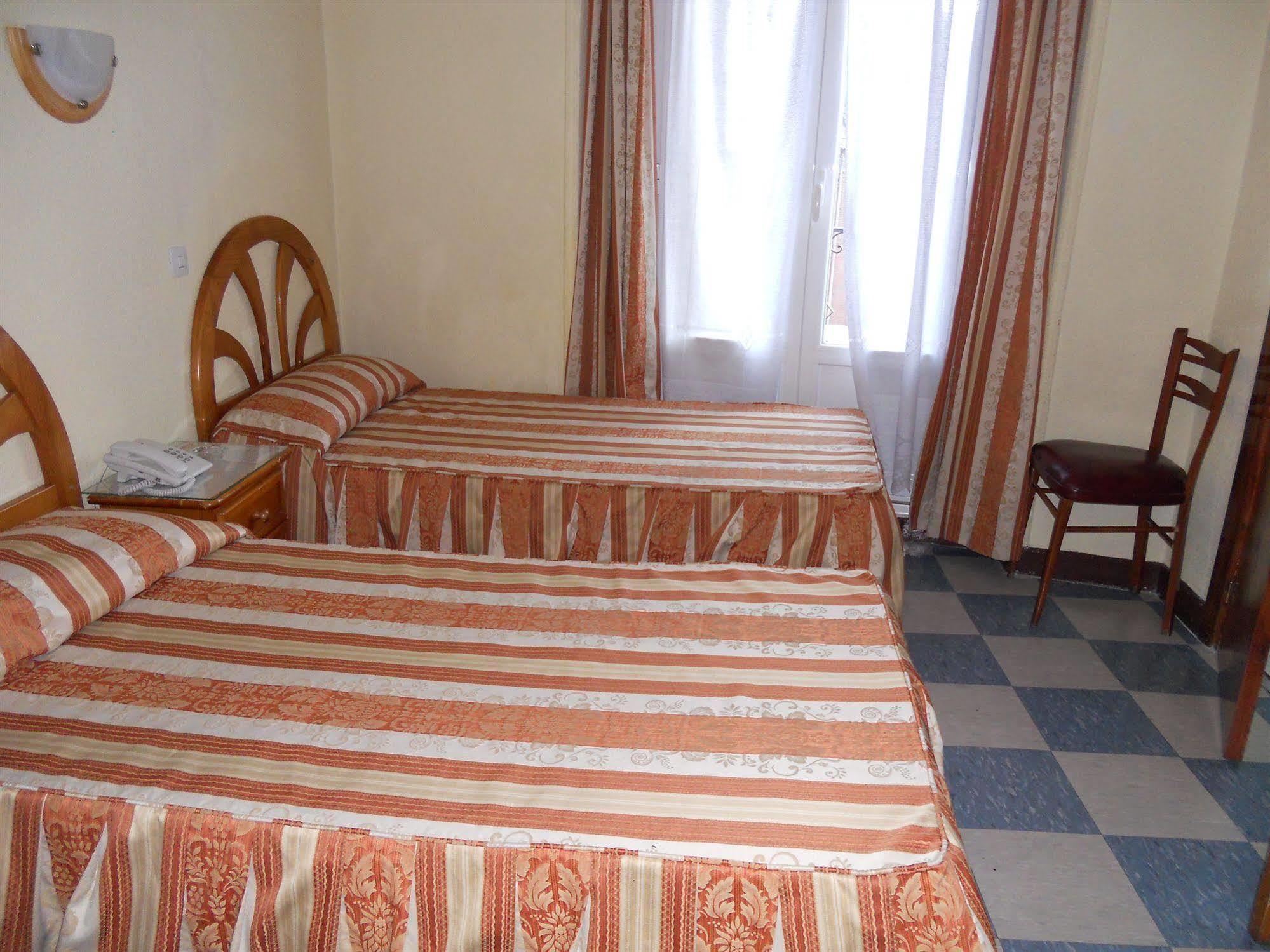 Hostal La Perla Asturiana Madrid Bagian luar foto