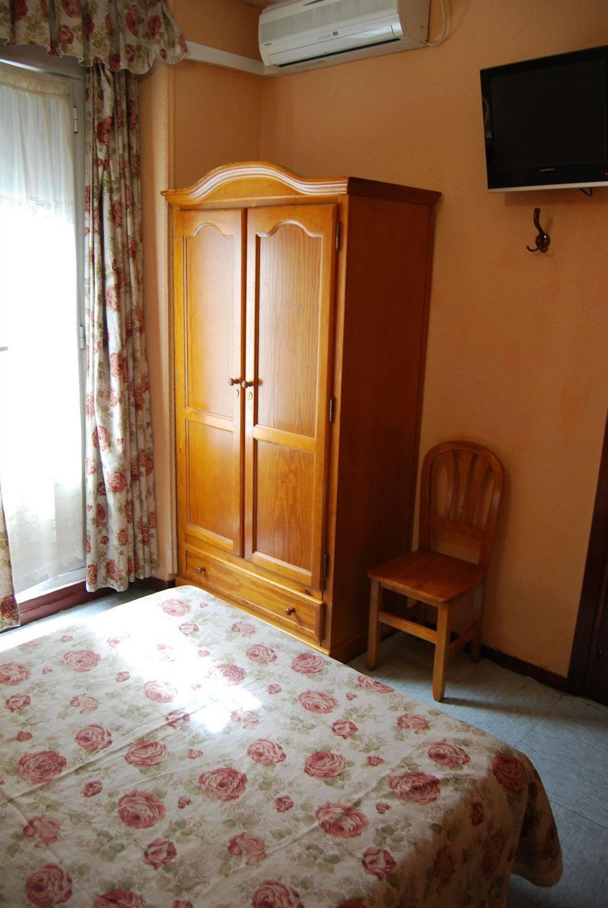 Hostal La Perla Asturiana Madrid Bagian luar foto