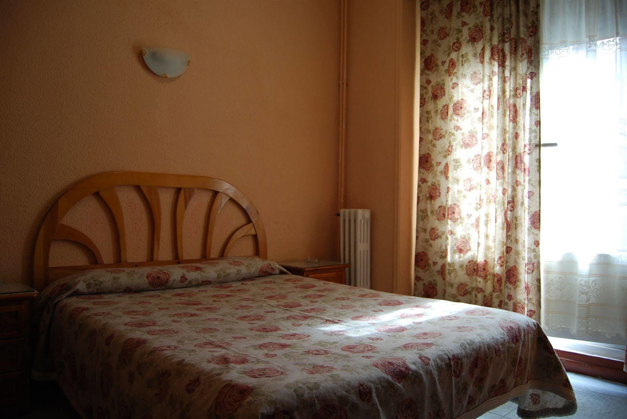 Hostal La Perla Asturiana Madrid Bagian luar foto