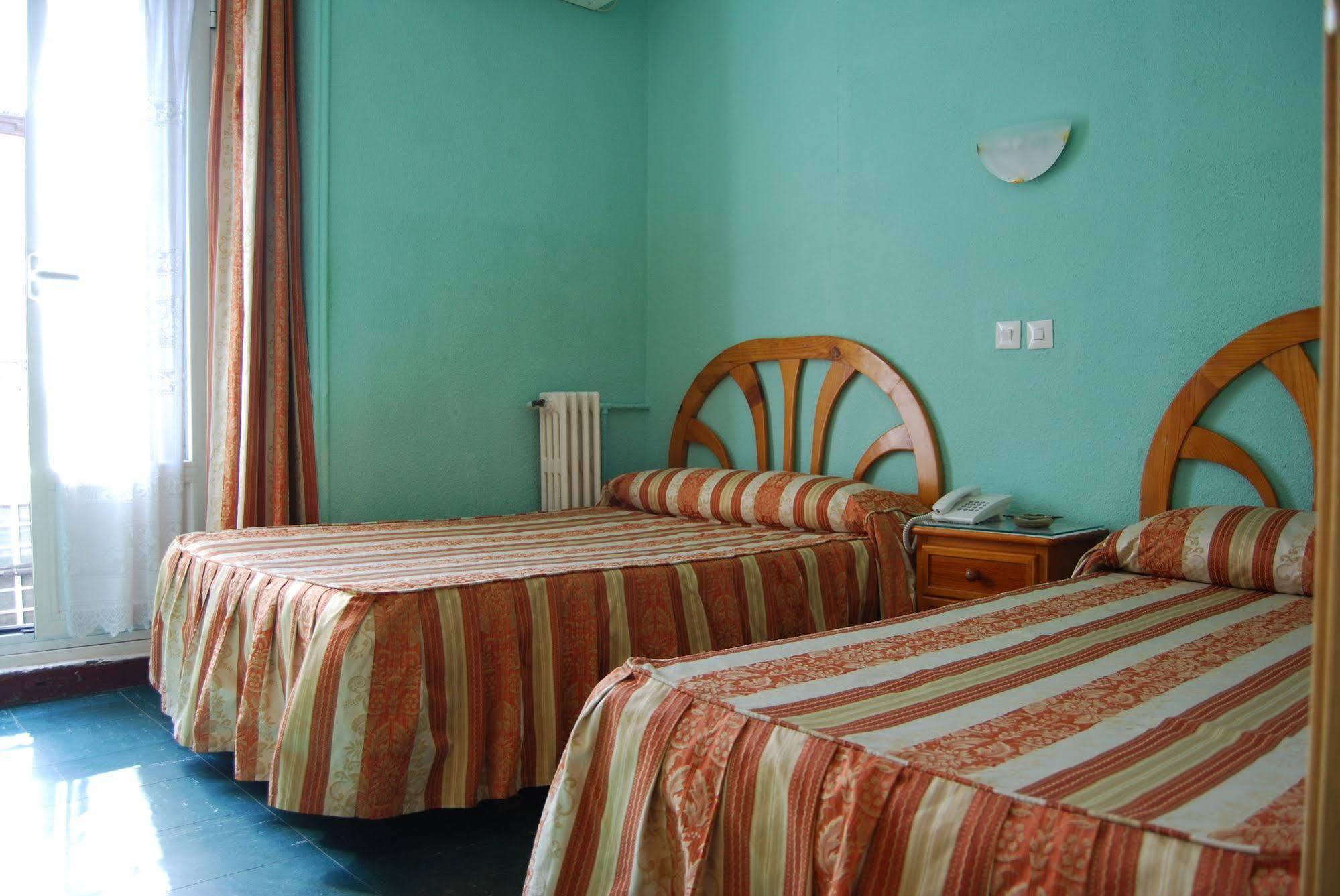 Hostal La Perla Asturiana Madrid Bagian luar foto